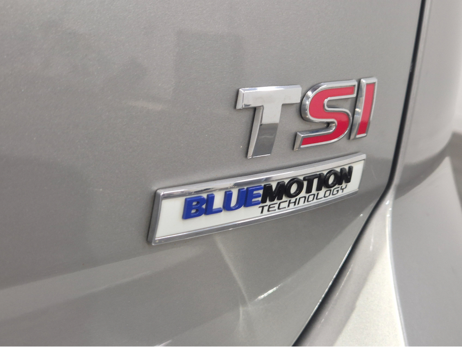 2017 Volkswagen Golf **HIGHLINE**ONLY 63000KMS**ALCANTARA SEATS*17" ALLOYS**BLIND SPOT WARNING**LANE ASSIST**KEYLESS ENTRY AND START**ADAPTIVE CRUISE CONTROL**DUAL ZONE CLIMATE CONTROL*REVERSE CAMERA*BLUETOOTH STREAMI €16,949