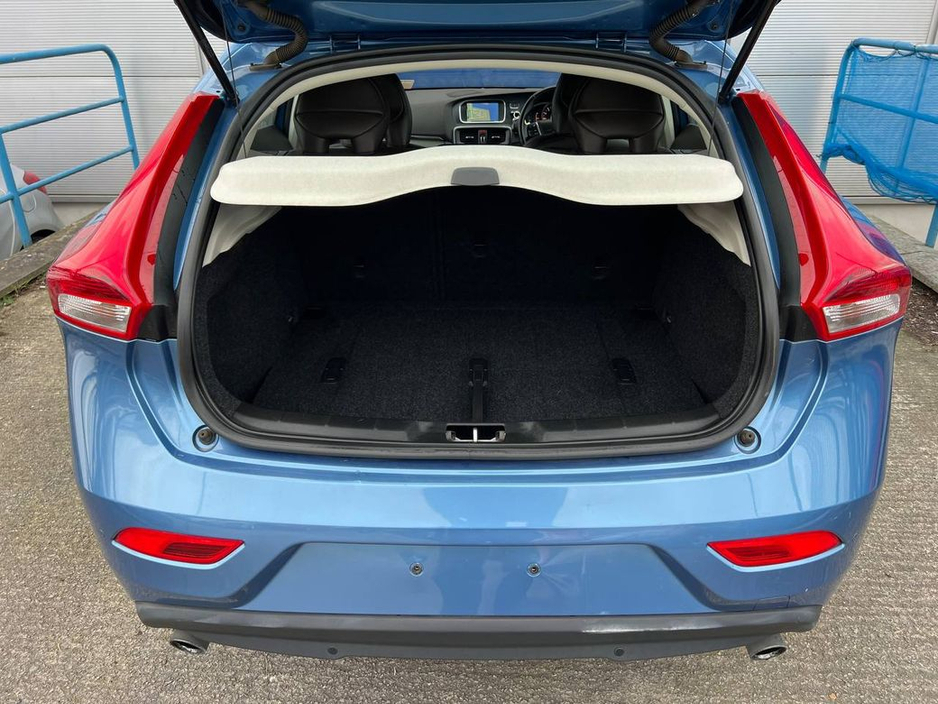 2016 Volvo V40 - image 13