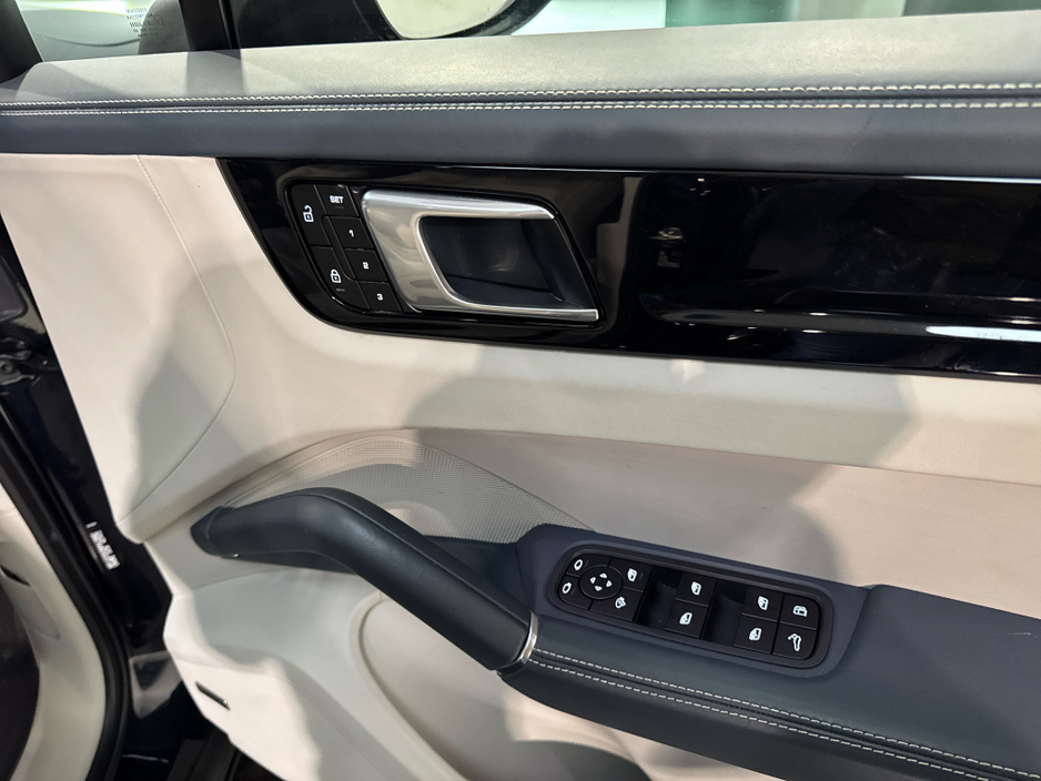 2022 Porsche Cayenne - image 24