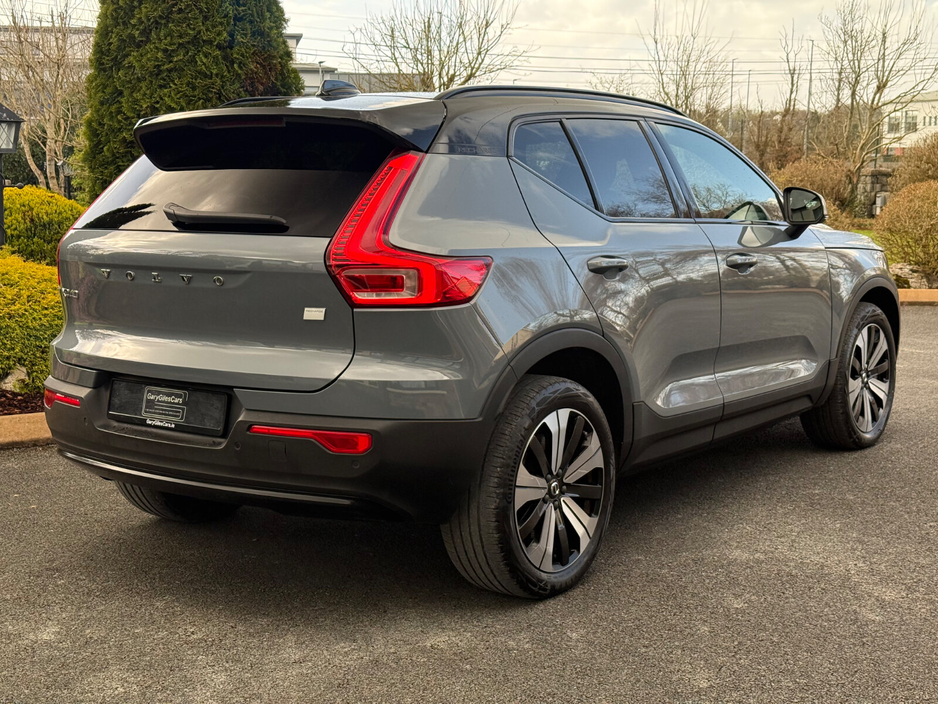 2022 Volvo XC40 - image 7