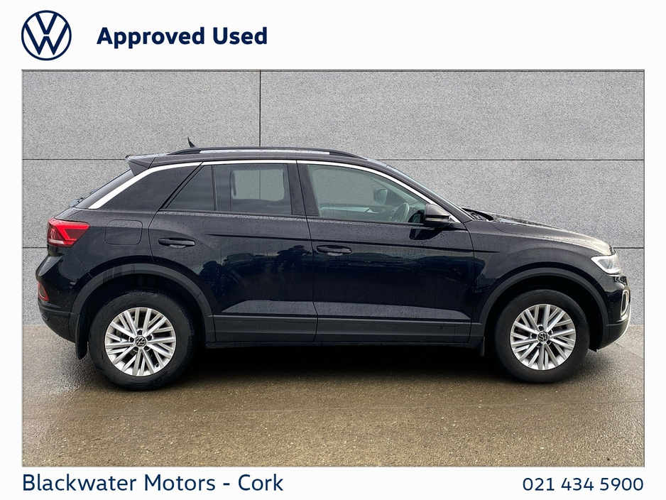 2023 Volkswagen T-Roc - image 6