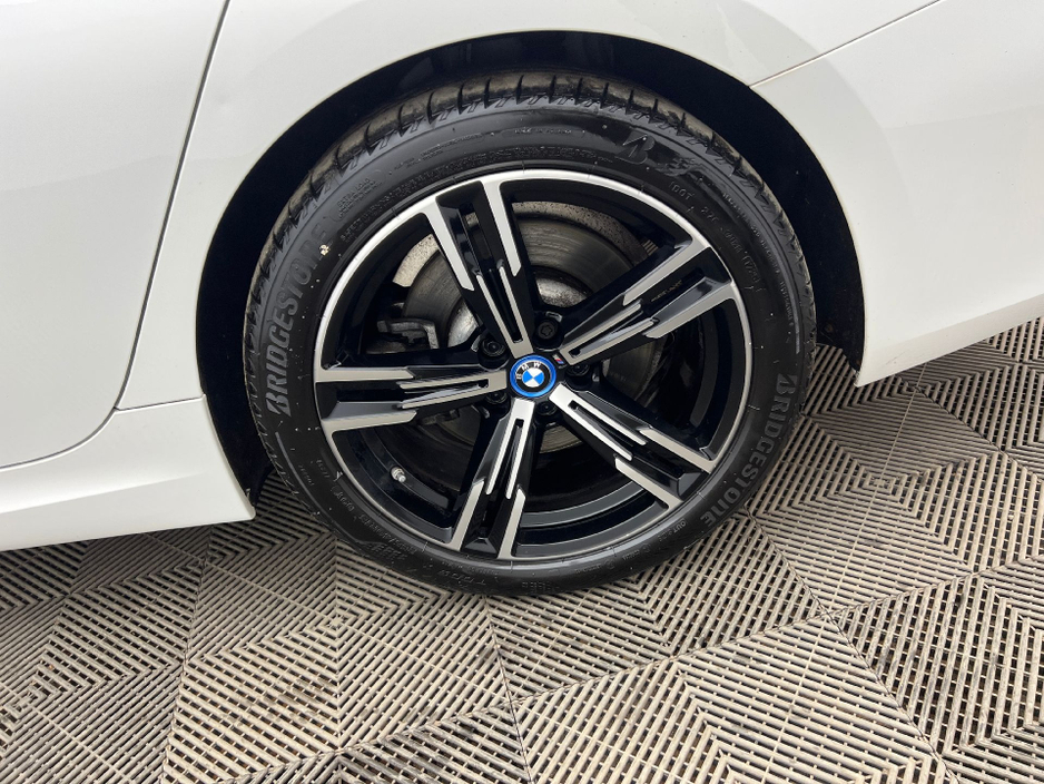 2023 BMW 3 Series - image 8