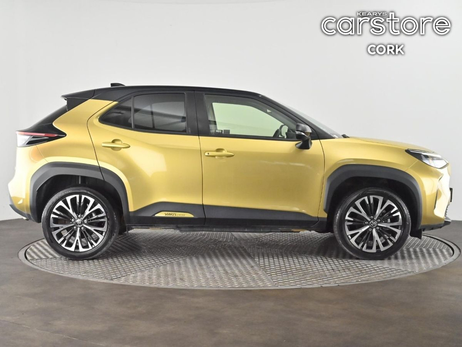 2022 Toyota Yaris Cross - image 2