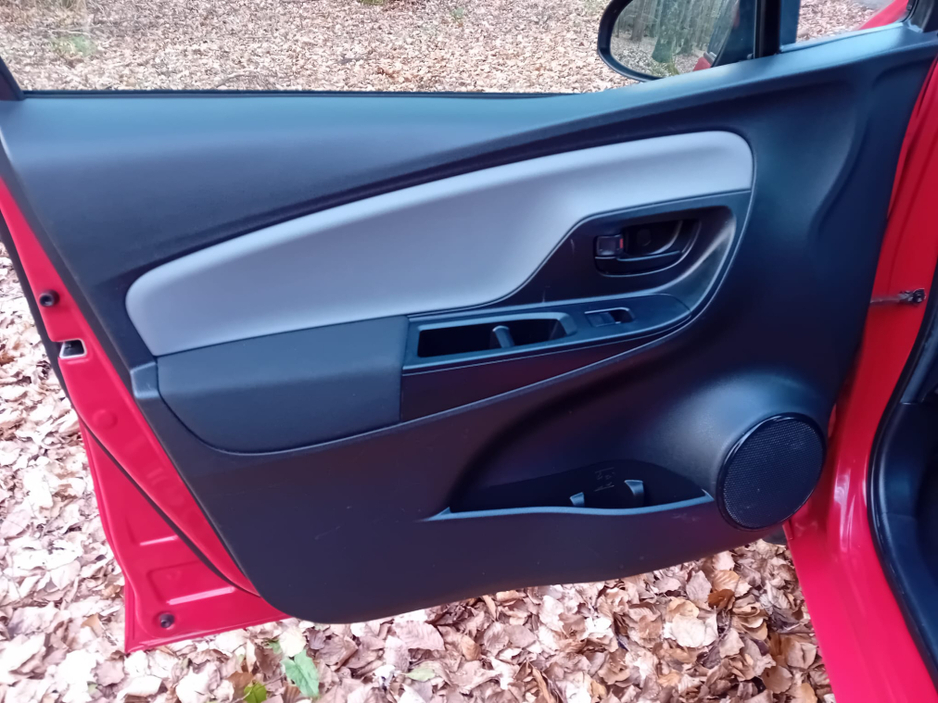 2015 Toyota Yaris - image 23