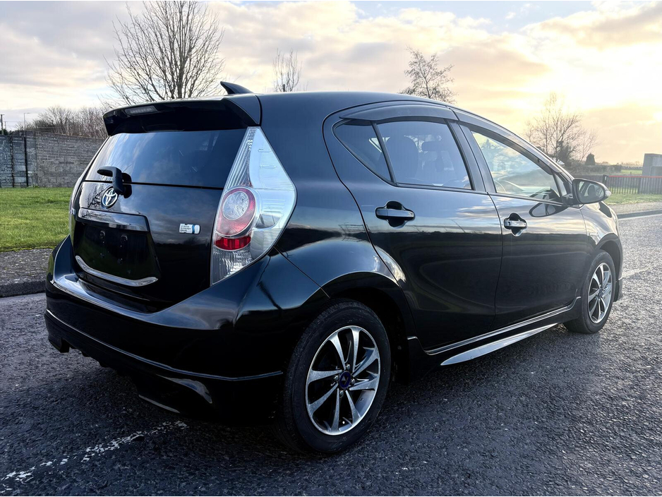 2014 Toyota Aqua - image 3