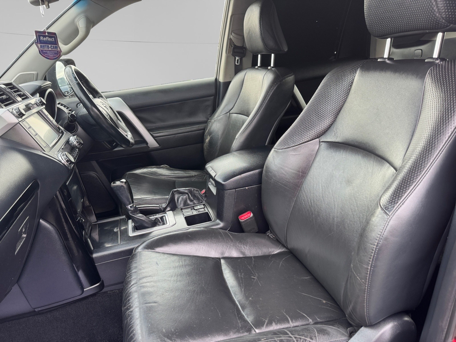 2016 Toyota Landcruiser - image 10