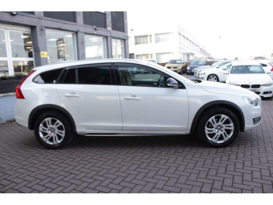 2016 Volvo V60 CROSS COUNTRY - image 3
