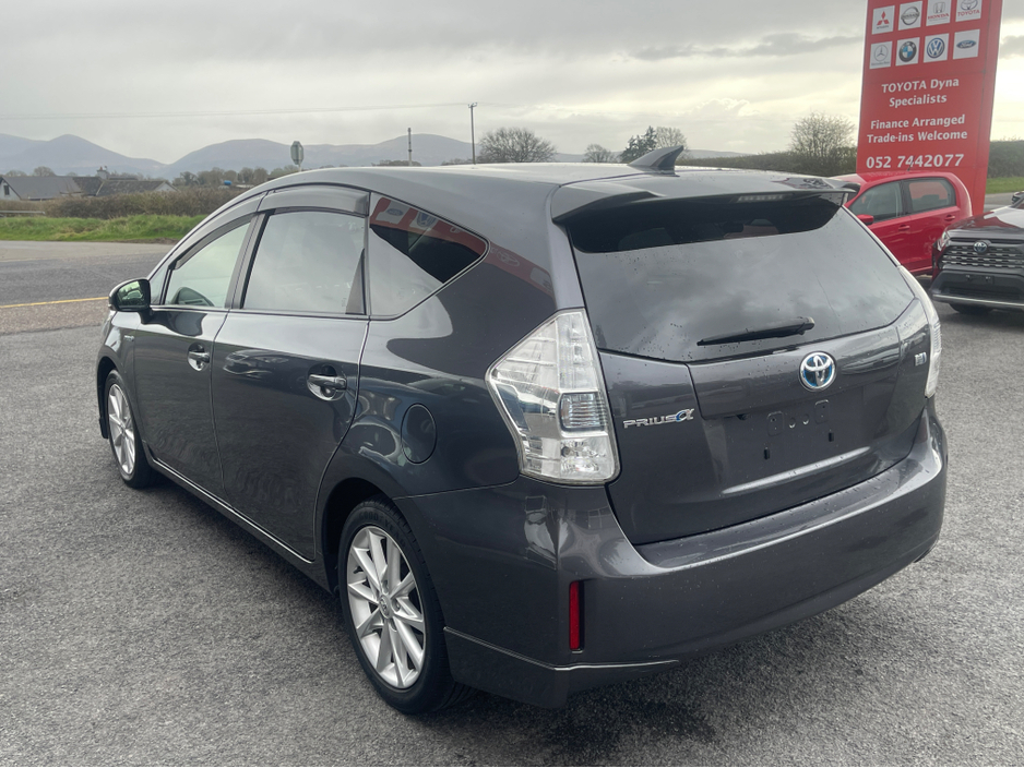 2014 Toyota Prius Alpha - image 5