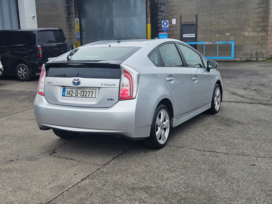 2014 Toyota Prius - image 2