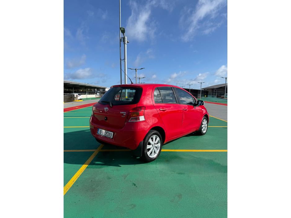 2010 Toyota Yaris - image 6