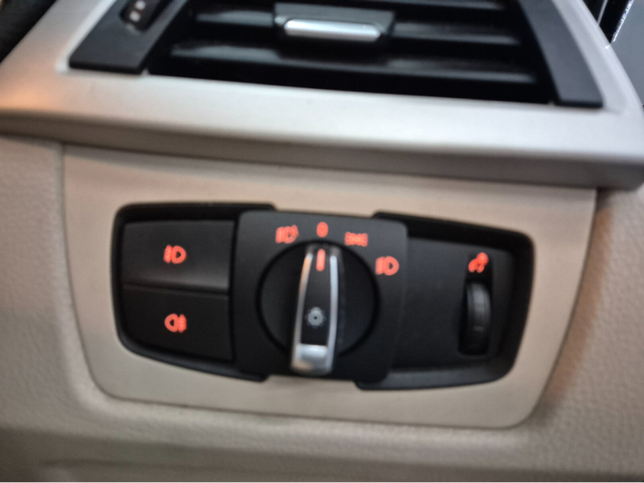 2018 BMW 3 Series - image 18