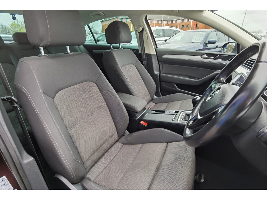 2018 Volkswagen Passat - image 9