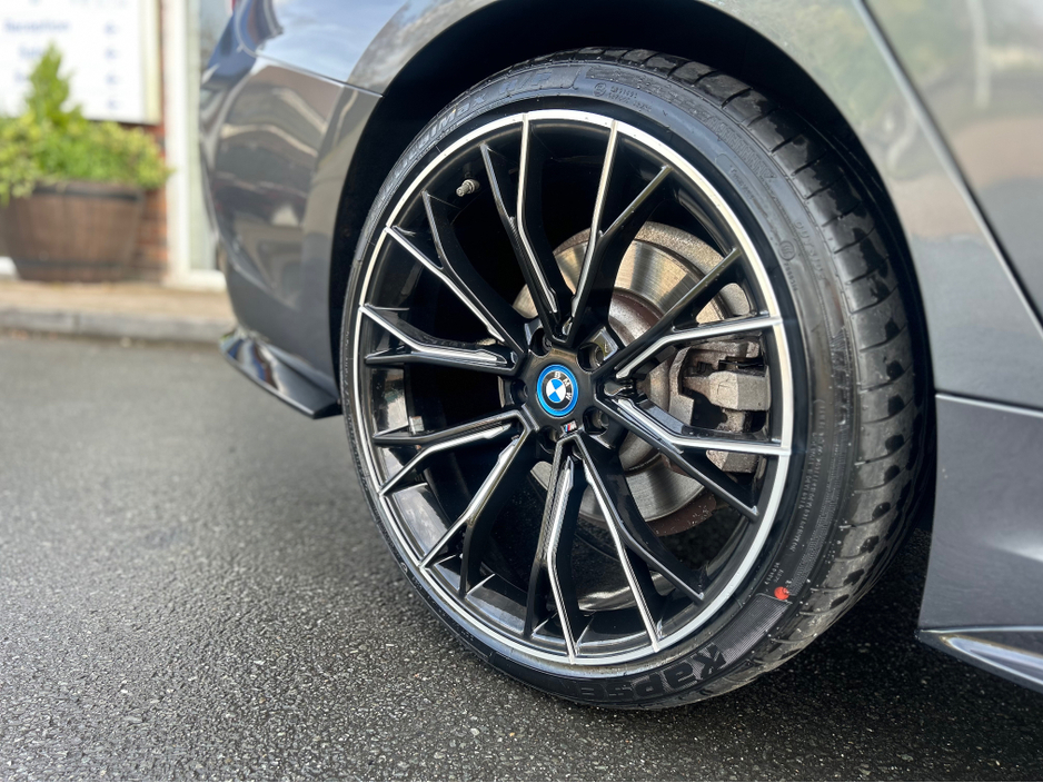 2021 BMW 3 Series - image 38