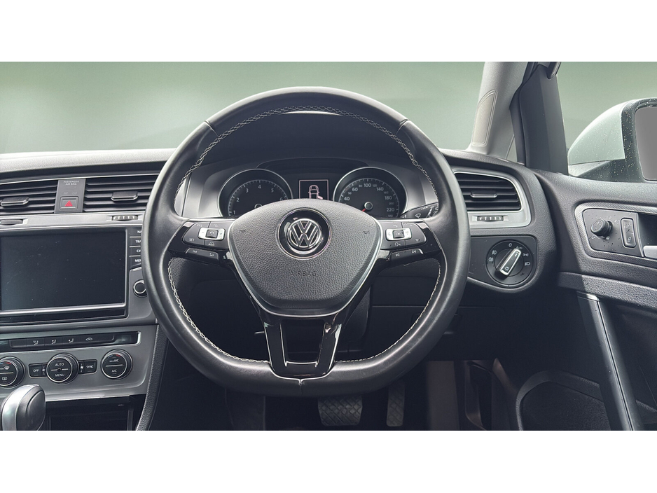 2015 Volkswagen Golf  €13,490
