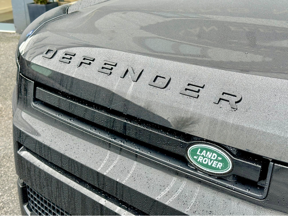 2022 Land Rover Defender ++LOW KM++ 3 SEATS / PLUS VAT €53,000