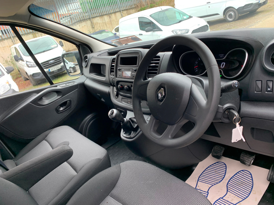 2021 Renault Trafic - image 14