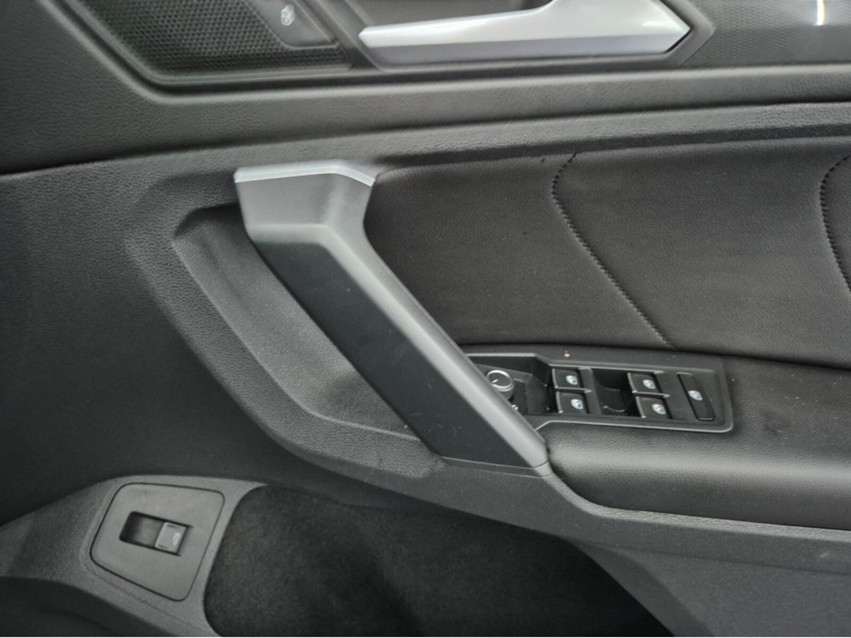 2020 Volkswagen Tiguan - image 11