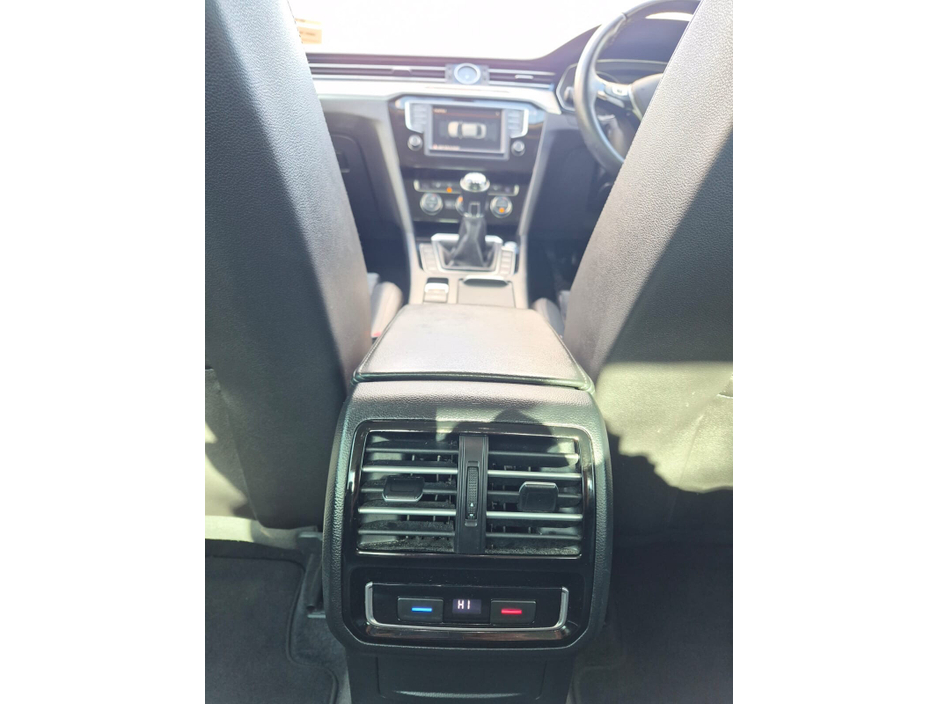 2015 Volkswagen Passat - image 24