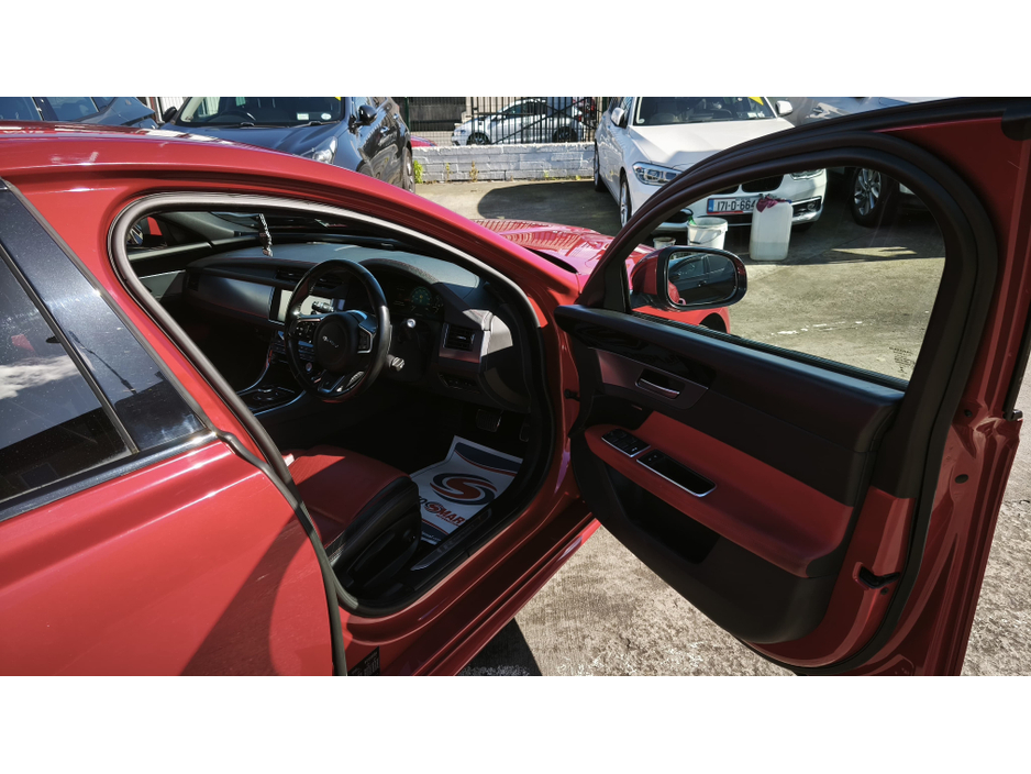 2016 Jaguar XF - image 7