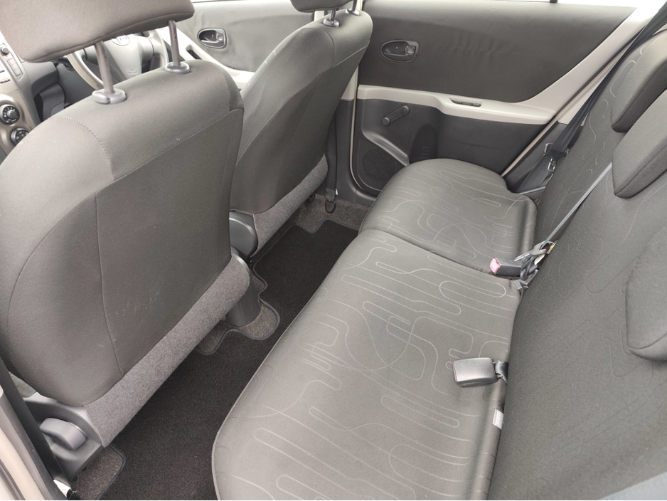 2009 Toyota Yaris - image 9
