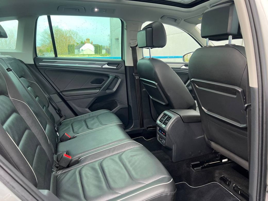 2020 Volkswagen Tiguan R-LINE 2.0 TDI // OPENING PAN ROOF // 19" R-LINE ALLOYS // HEATED R-LINE LEATHER SEATS // 360 PARKING SENSORS €28,900