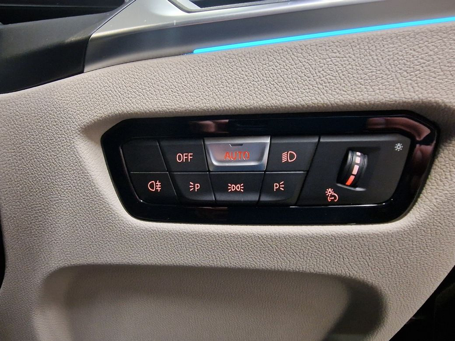 2023 BMW 3 Series - image 23