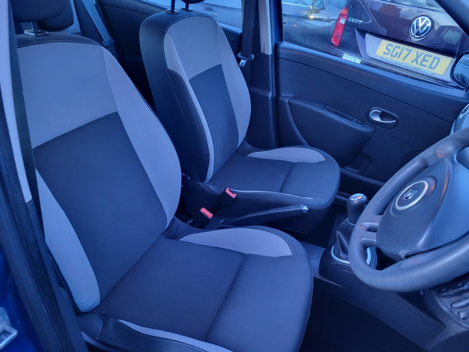 2011 Renault Clio - image 10