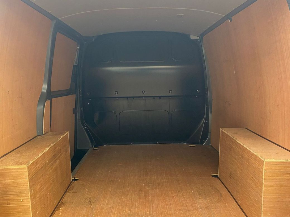 2023 Volkswagen Transporter - image 8