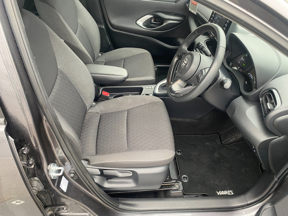 2024 Toyota Yaris - image 11