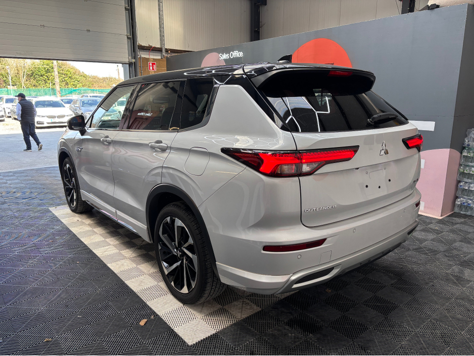 2024 Mitsubishi Outlander - image 4