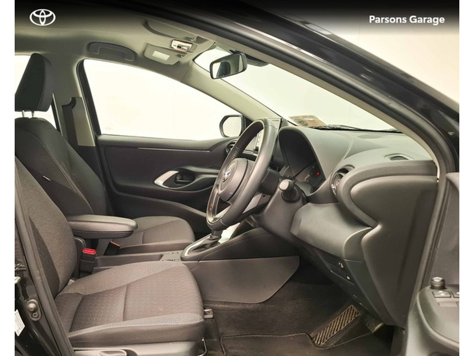 2023 Toyota Yaris - image 8