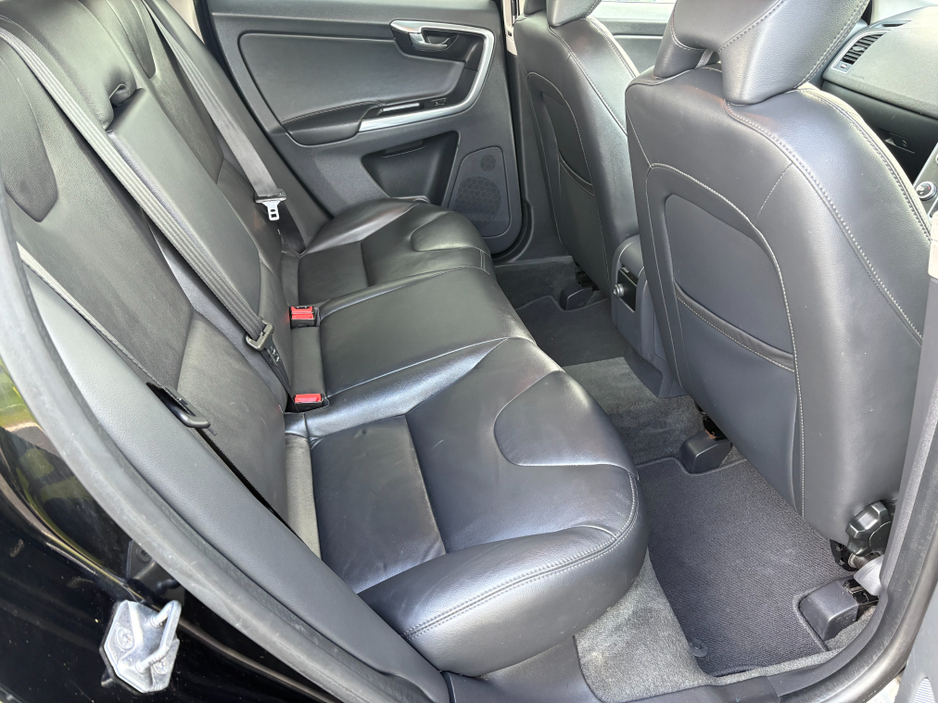 2015 Volvo XC60 - image 9