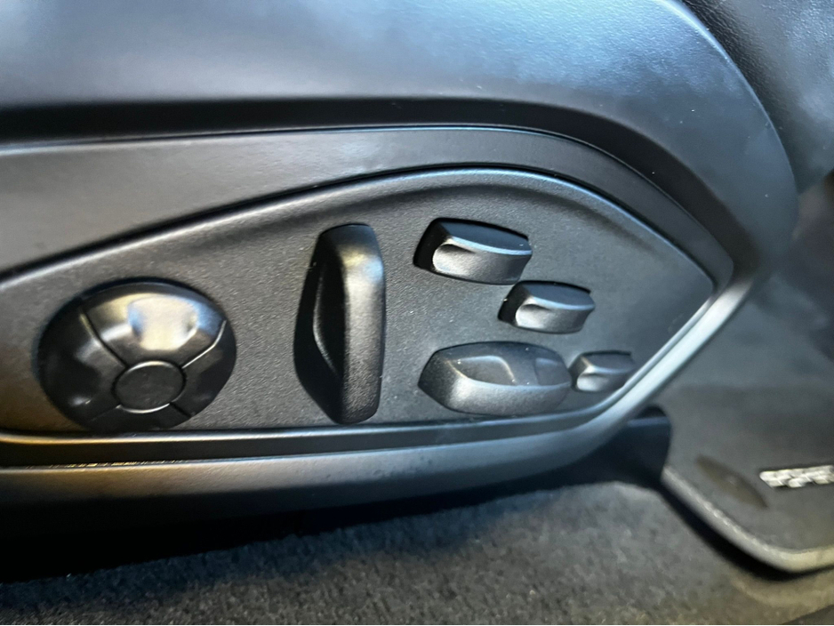 2023 Porsche Taycan - image 15