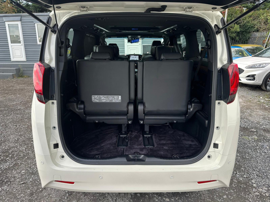 2015 Toyota Alphard - image 8