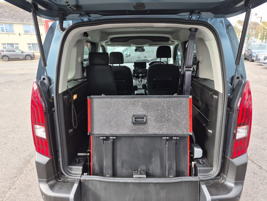 2024 Peugeot Rifter - image 13