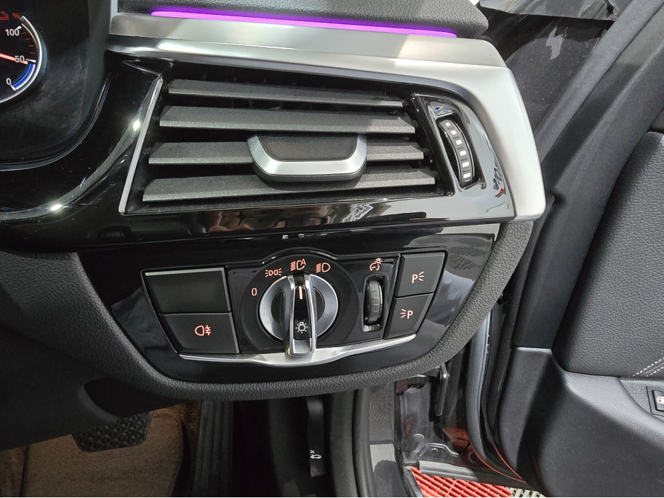 2018 BMW 5 Series - image 29