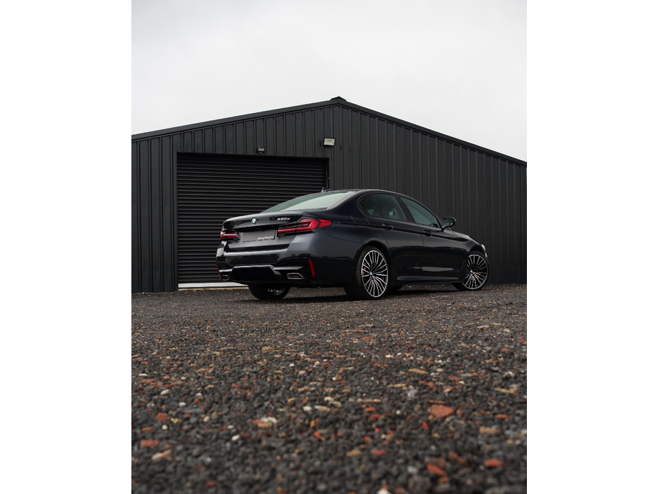 2021 BMW 5 Series - image 12