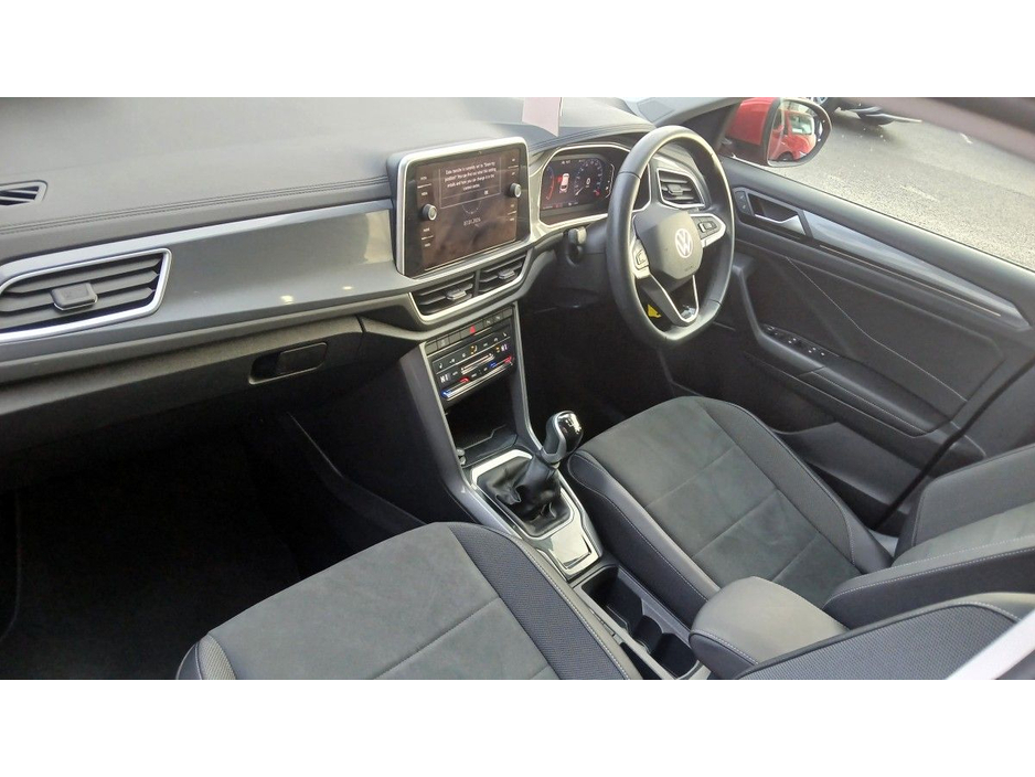 2024 Volkswagen T-Roc - image 2