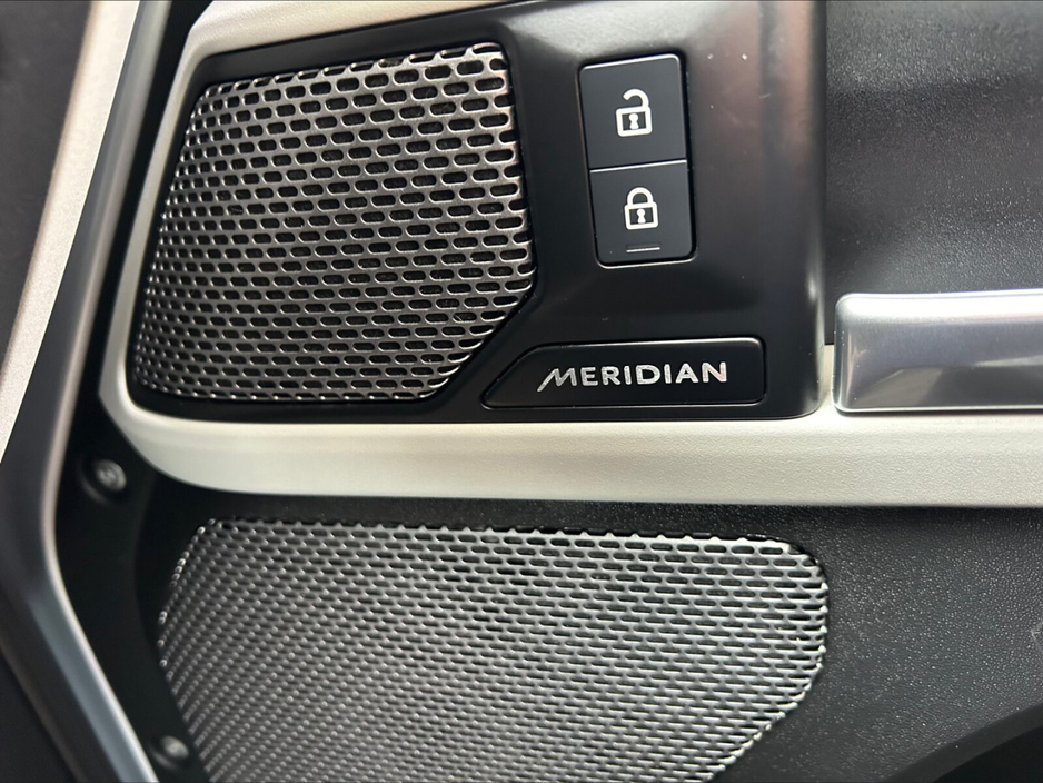 2023 Land Rover Defender - image 13