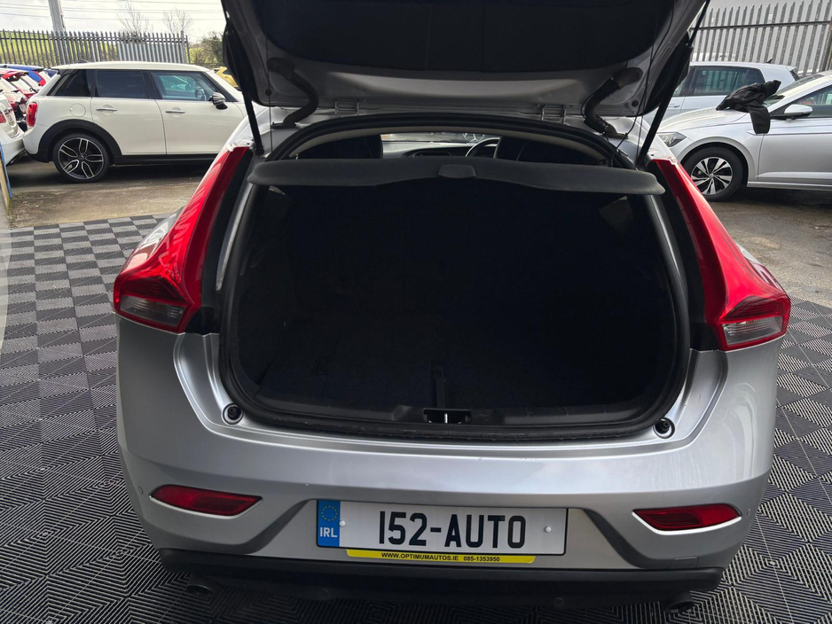 2015 Volvo V40 - image 4