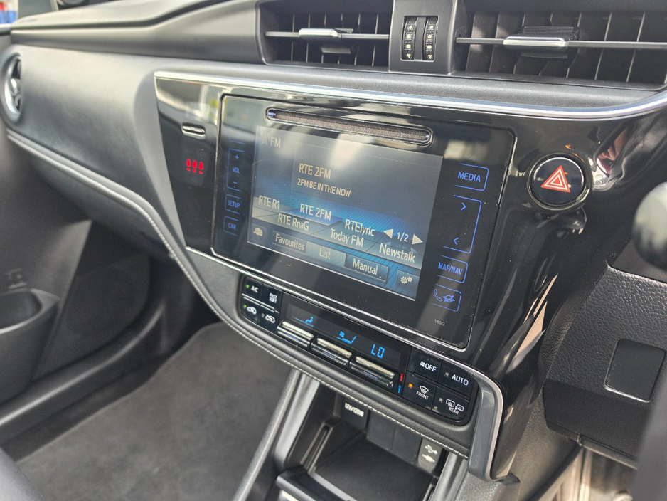 2016 Toyota Auris - image 14