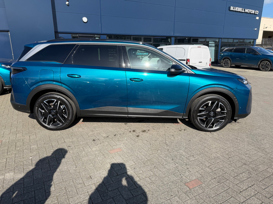 2025 Peugeot 5008 - image 3