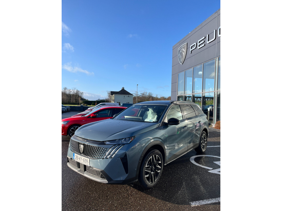2025 Peugeot 5008 1.2 MHEV 145bhp E-DCS6 Allure €48,950