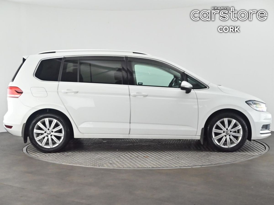 2016 Volkswagen Touran - image 2