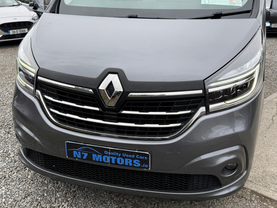 2021 Renault Trafic - image 11