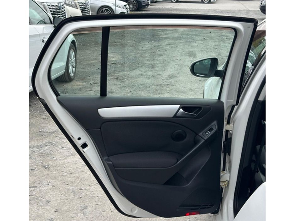 2012 Volkswagen Golf - image 6