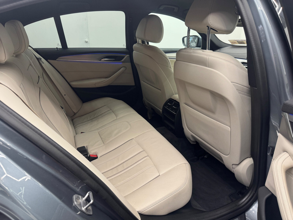 2019 BMW 5 Series - image 7