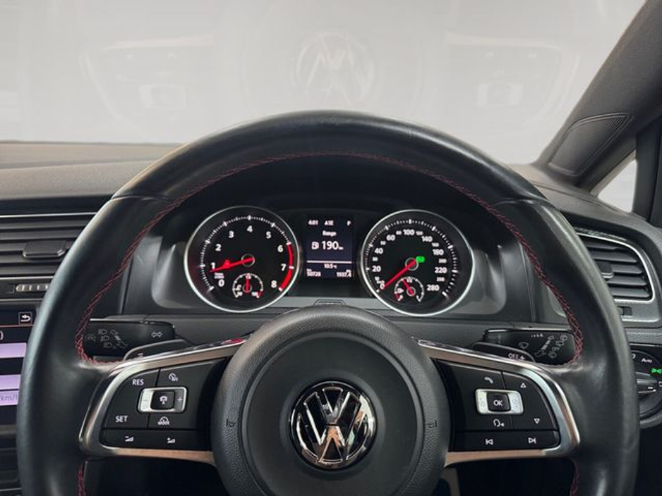 2015 Volkswagen Golf - image 13