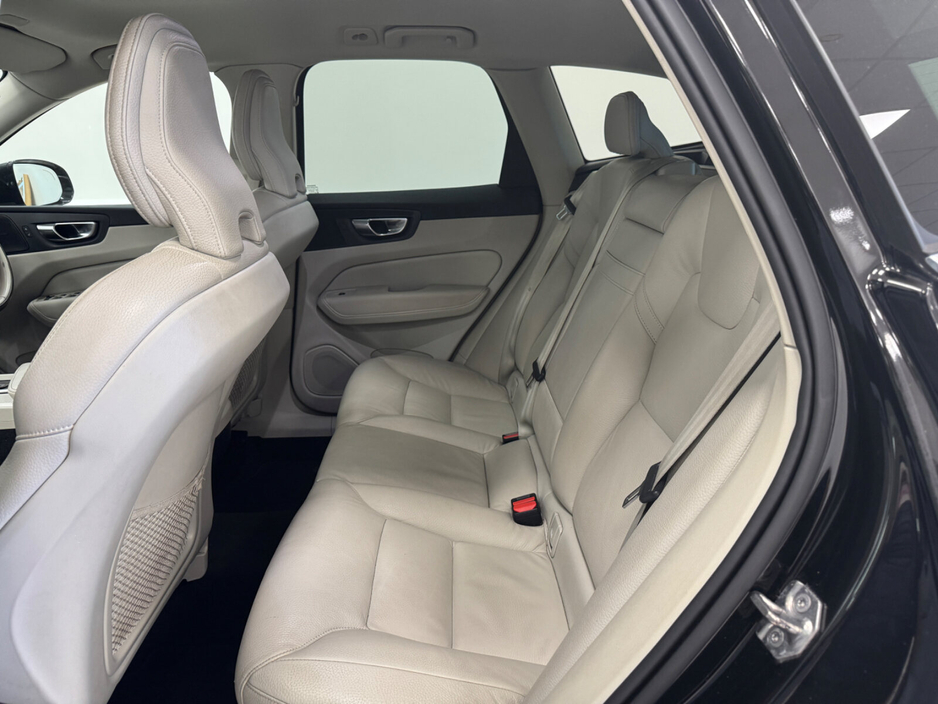 2021 Volvo XC60 - image 6