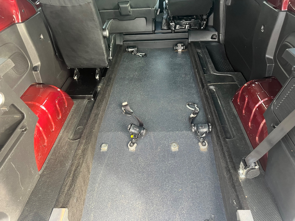 2023 Renault Trafic Passenger - image 10